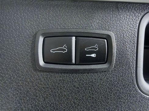 Certified 2025 Porsche Macan image 24