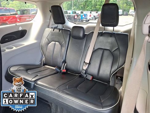 Used 2022 Chrysler Pacifica Limited FWD image 10