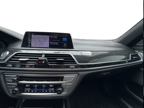 Used 2022 BMW 740i w/ Luxury Rear Seating Package RWD image 45