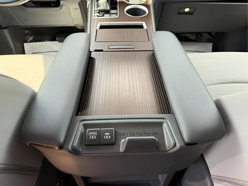 Used 2021 Toyota Sienna LE FWD image 26