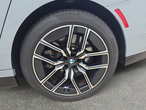 Used 2024 BMW 760i xDrive w/ Premium Package AWD/4WD image 32
