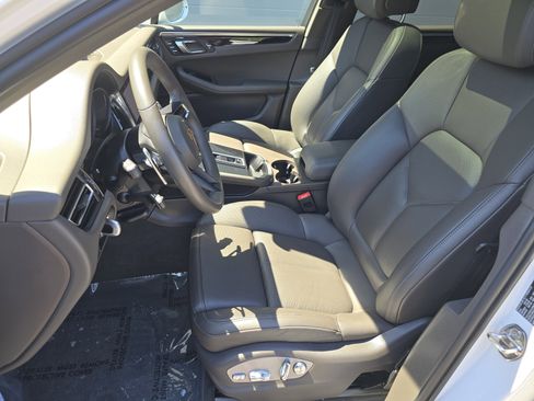 Certified 2023 Porsche Macan AWD/4WD image 5