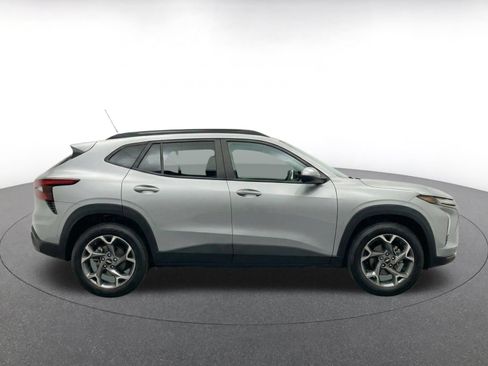 Used 2025 Chevrolet Trax LT w/ LT Convenience Package FWD image 11