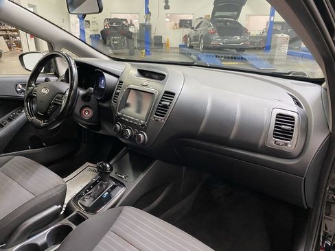 Used 2017 Kia Forte S image 18