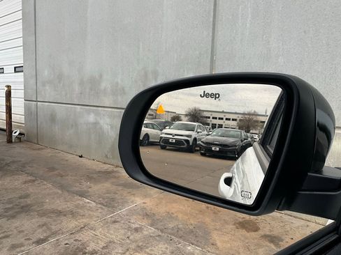 Used 2025 Jeep Compass Latitude image 18