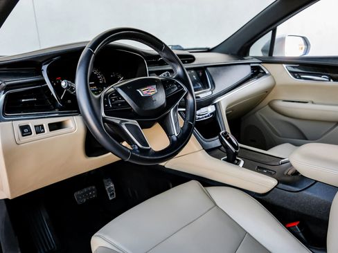 Used 2018 Cadillac XT5 Sport Utility 4D image 3