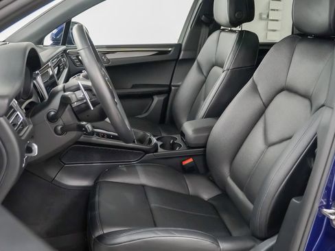 Certified 2025 Porsche Macan image 5
