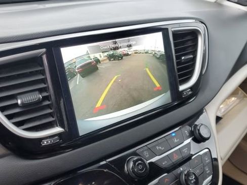 Certified 2024 Chrysler Pacifica Touring-L image 15