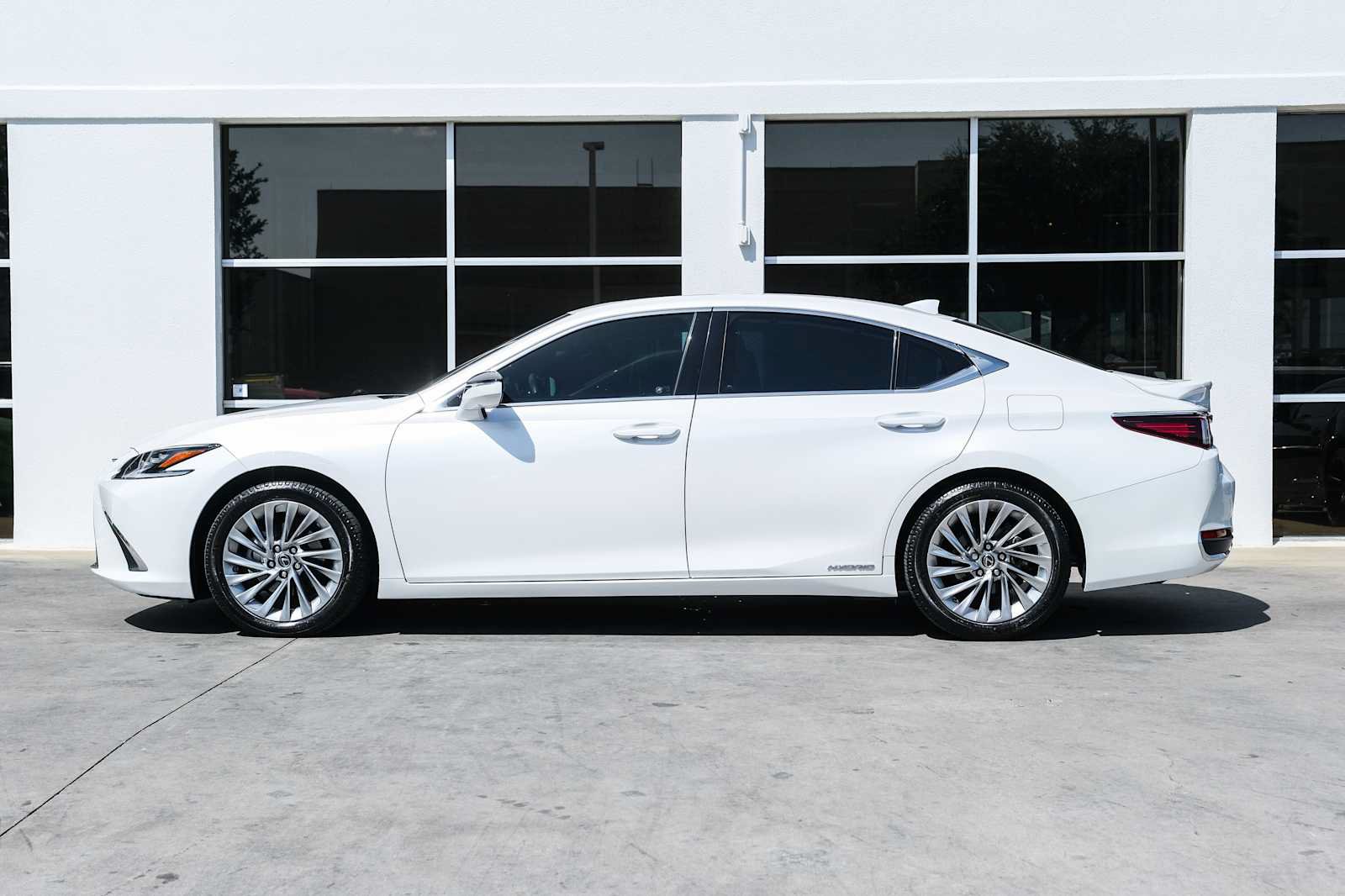 Used 2022 Lexus ES 300h Ultra Luxury w/ Accessory Package 2 FWD image 19