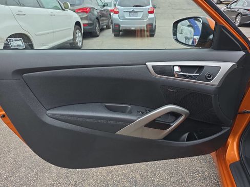 Used 2013 Hyundai Veloster w/ Style Pkg image 8