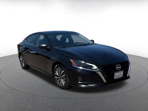 Used 2025 Nissan Altima 2.5 SV FWD image 3
