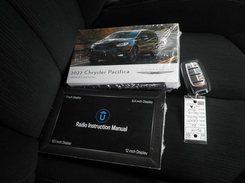 Used 2022 Chrysler Pacifica Touring image 35