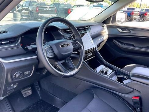 Used 2023 Jeep Grand Cherokee Laredo AWD/4WD image 13