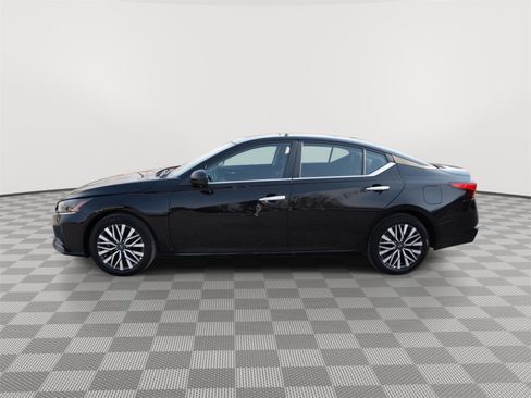 Used 2025 Nissan Altima 2.5 SV FWD image 8