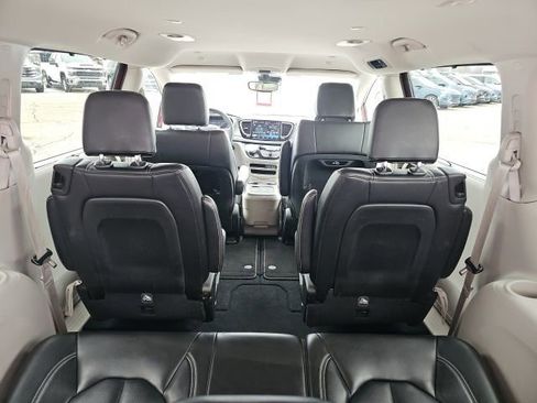 Used 2023 Chrysler Pacifica Touring-L image 27