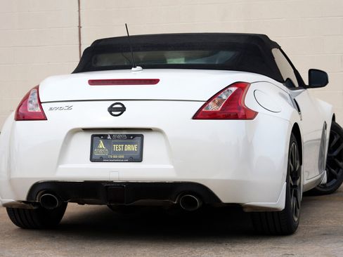 Used 2010 Nissan 370Z Touring RWD image 4