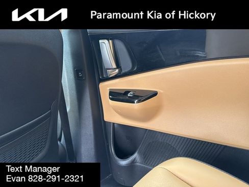 Used 2023 Kia Carnival EX image 20