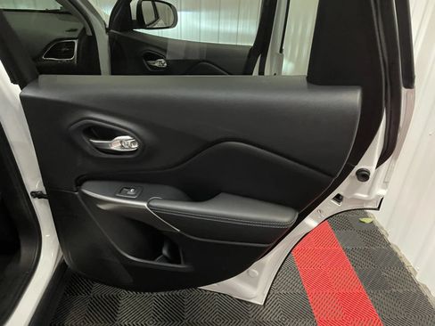 Used 2021 Jeep Cherokee Latitude Plus AWD/4WD image 40