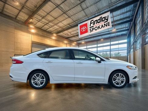 Used 2018 Ford Fusion SE w/ Fusion SE Technology Package FWD image 4