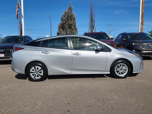 Used 2018 Toyota Prius Three image 2