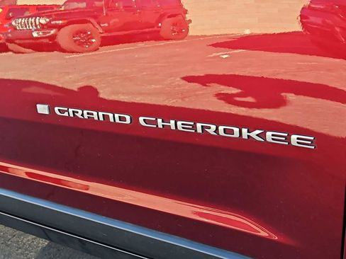 Used 2025 Jeep Grand Cherokee Laredo w/ Luxury Tech Group I image 12