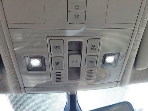 Used 2021 Volkswagen Tiguan SE image 30