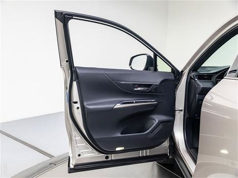 Used 2022 Toyota Venza XLE AWD/4WD image 23