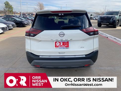 Used 2023 Nissan Rogue SV image 4