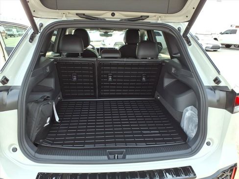 Used 2025 Volkswagen Tiguan SE R-Line image 13