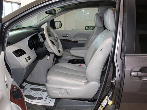 Used 2014 Toyota Sienna XLE AWD/4WD image 25