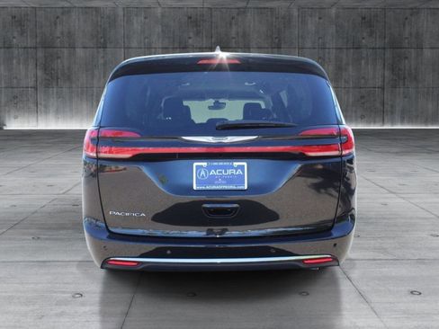 Used 2023 Chrysler Pacifica Touring-L FWD image 4