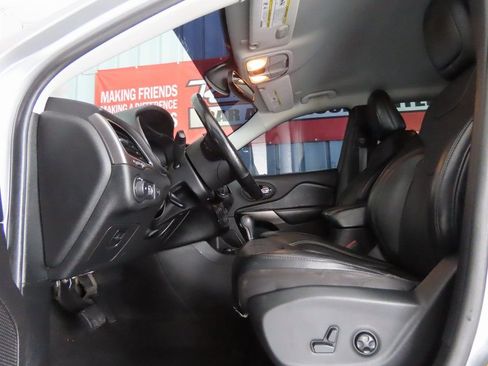 Used 2020 Jeep Cherokee Limited image 2