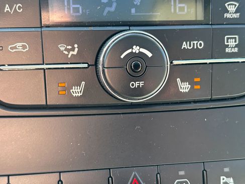 Used 2011 Jeep Grand Cherokee Laredo image 22