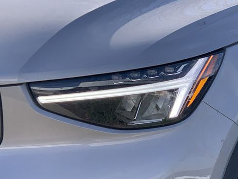 Used 2025 Volvo XC40 B5 Core image 6