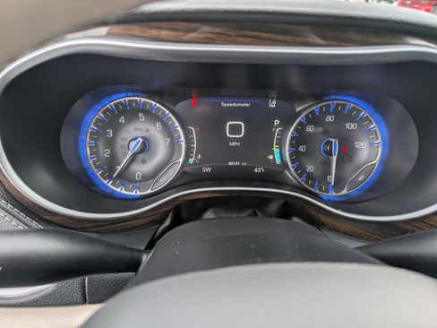 Used 2021 Chrysler Pacifica Limited w/ Uconnect Theater Family Group image 18