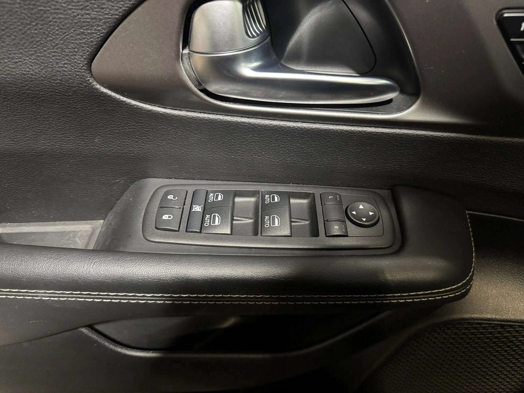 Used 2025 Chrysler Pacifica Select FWD image 17