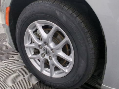 Used 2023 Chrysler Pacifica Touring-L FWD image 33