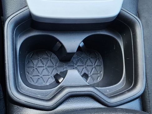 Used 2019 Toyota RAV4 LE image 18