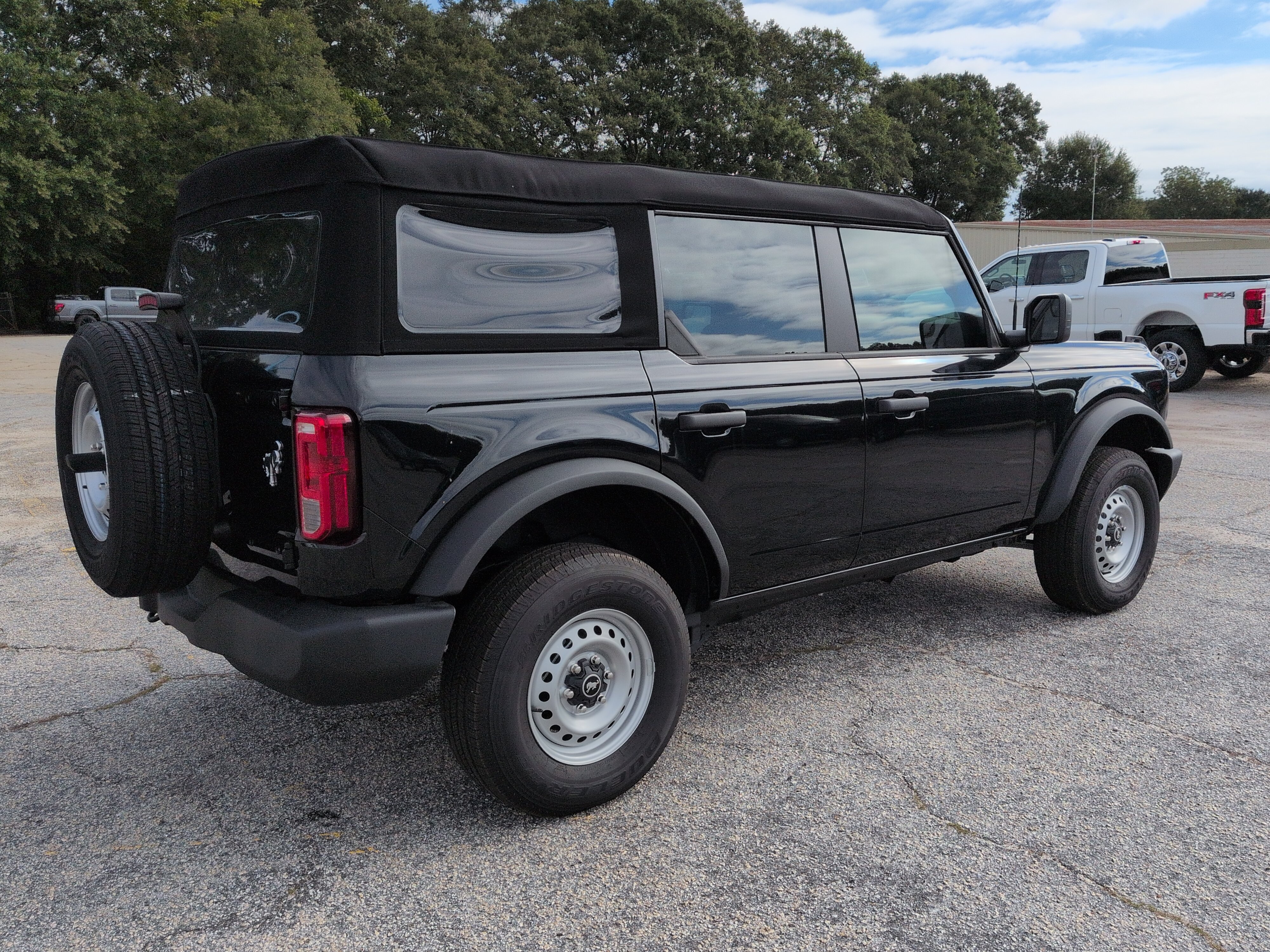 Used 2025 Ford Bronco 4-Door AWD/4WD image 3