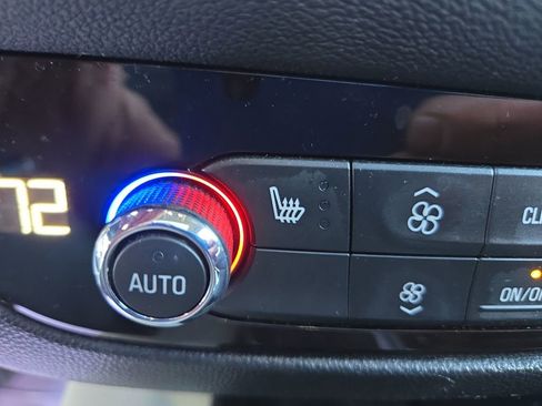 Used 2018 Buick Enclave Essence image 24