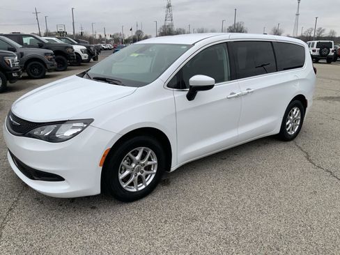 Used 2023 Chrysler Voyager LX image 6