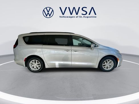 Used 2022 Chrysler Pacifica Touring-L FWD image 8