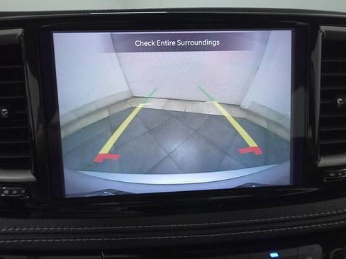 Used 2024 Chrysler Pacifica Touring-L image 17