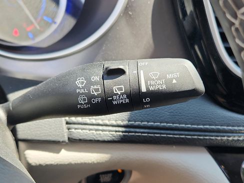 Used 2024 Chrysler Pacifica Limited FWD image 15