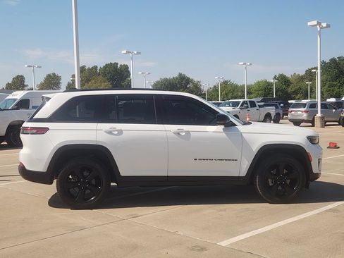 Used 2023 Jeep Grand Cherokee Limited w/ Black Appearance Package AWD/4WD image 4