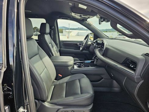 Used 2025 Chevrolet Suburban Z71 image 10