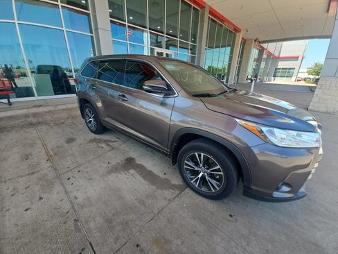 Used 2018 Toyota Highlander LE FWD image 24