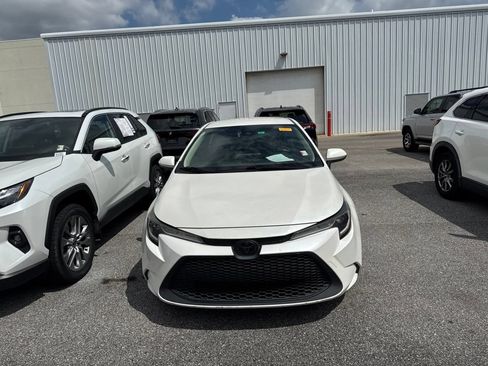 Used 2020 Toyota Corolla LE FWD image 2