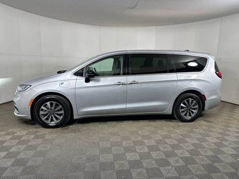 Used 2024 Chrysler Pacifica Select image 6