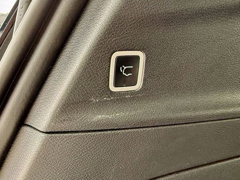 Used 2025 Chrysler Pacifica Select image 17